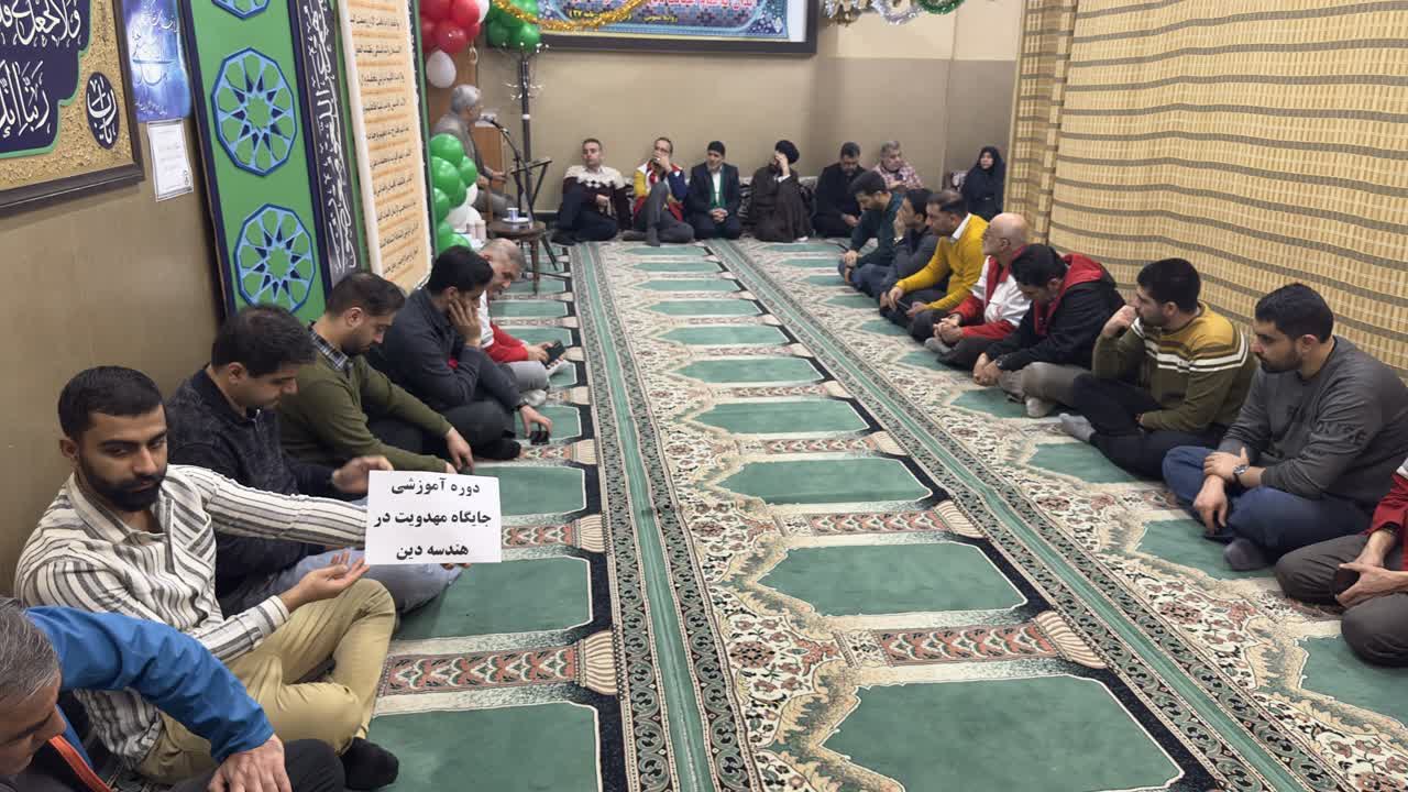 دوره آموزشی «جایگاه مهدویت در هندسه دین» ویژه پرسنل و اعضای جمعیت هلال‌احمر استان مرکزی، با تدریس مدیر بنیاد فرهنگی حضرت مهدی موعود (عج) استان مرکزی