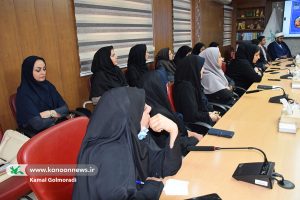 حجتالاسلام چراغی در حال تبیین مفهوم "مهدویت در هندسه دین" برای مربیان کانون پرورش فکری کودکان و نوجوانان لرستان