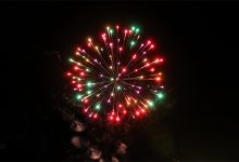 تصویر نورافشانی در آسمان شب خرمآباد بر فراز تپه شهدای گمنام.