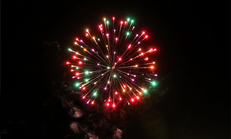 تصویر نورافشانی در آسمان شب خرم‌آباد بر فراز تپه شهدای گمنام.