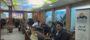 حجت‌الاسلام چراغی در حال تدریس دوره حکومت مهدوی برای کارکنان اداره کل حفاظت محیط زیست لرستان
