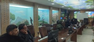 حجت‌الاسلام چراغی در حال تدریس دوره حکومت مهدوی برای کارکنان اداره کل حفاظت محیط زیست لرستان