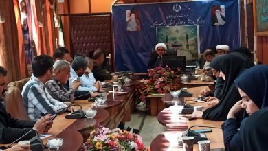 تصویری از حجت‌الاسلام والمسلمین چراغی در حال تدریس در کارگاه آموزشی «خانواده منتظر و تربیت مهدوی» برای کارکنان اداره کل ورزش و جوانان لرستان.