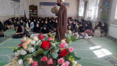 حجت الاسلام صالحی در حال سخنرانی در گفتمان دینی مهدویت برای دانش‌آموزان دبیرستان دخترانه شاهد