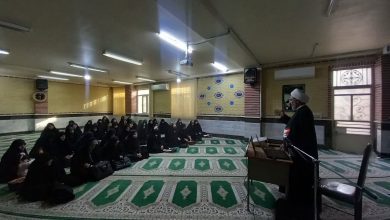 حجت‌الاسلام یاری‌زاده در حال سخنرانی برای طلاب در نشست مهدویت مدرسه حضرت زهرا(س) دورود