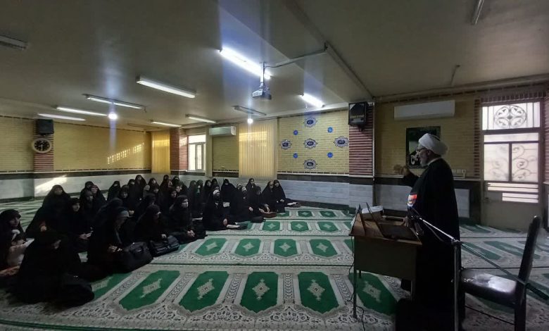 حجت‌الاسلام یاری‌زاده در حال سخنرانی برای طلاب در نشست مهدویت مدرسه حضرت زهرا(س) دورود
