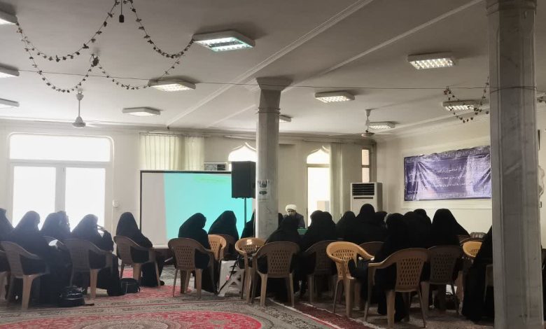 تصویری از حجتالاسلام ساداتی در حال تدریس در دوره مقدماتی مهدویت شهرستان بروجرد