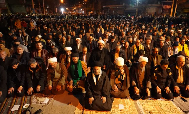 اقامه نماز استغاثه به امامت آیت الله شاهرخی در جمع مردم خرمآباد