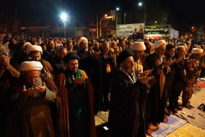 اقامه نماز استغاثه به امامت آیت الله شاهرخی در جمع مردم خرمآباد