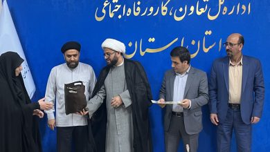 تجلیل از کارمند نمونه به عنوان فعال مهدوی اداره کل کار لرستان