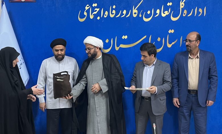 تجلیل از کارمند نمونه به عنوان فعال مهدوی اداره کل کار لرستان