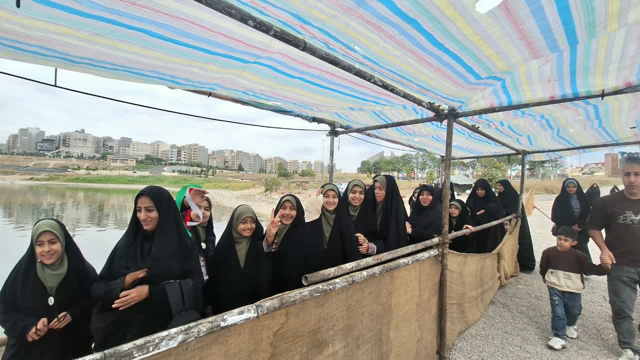 بازدید دختران «یاوران مهدی» از نمایشگاه دفاع مقدس در اردبیل