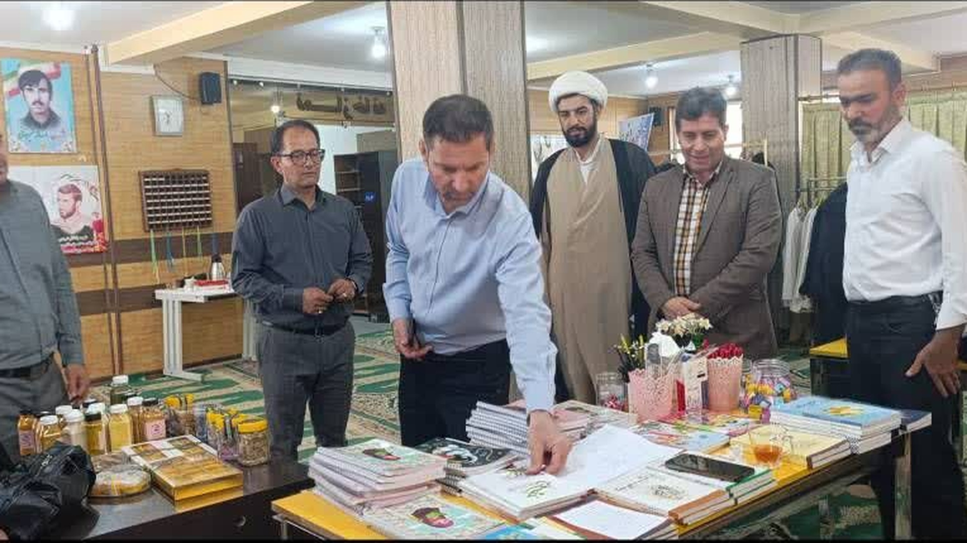 برگزاری نمایشگاه کتاب و محصولات فرهنگی با موضوع مهدویت و انتظار در شرکت توزیع نیروی برق استان ایلام