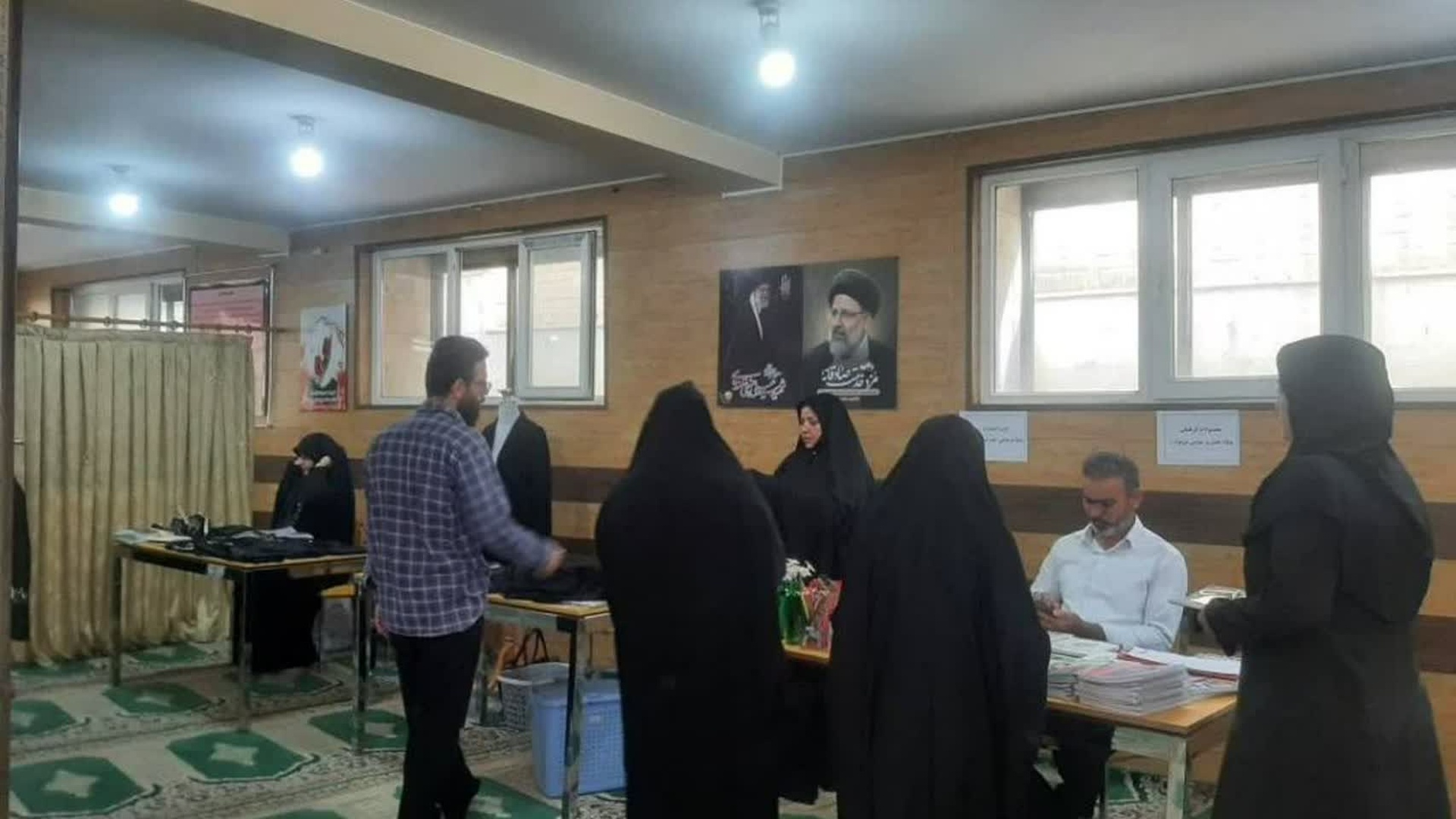 برگزاری نمایشگاه کتاب و محصولات فرهنگی با موضوع مهدویت و انتظار در شرکت توزیع نیروی برق استان ایلام